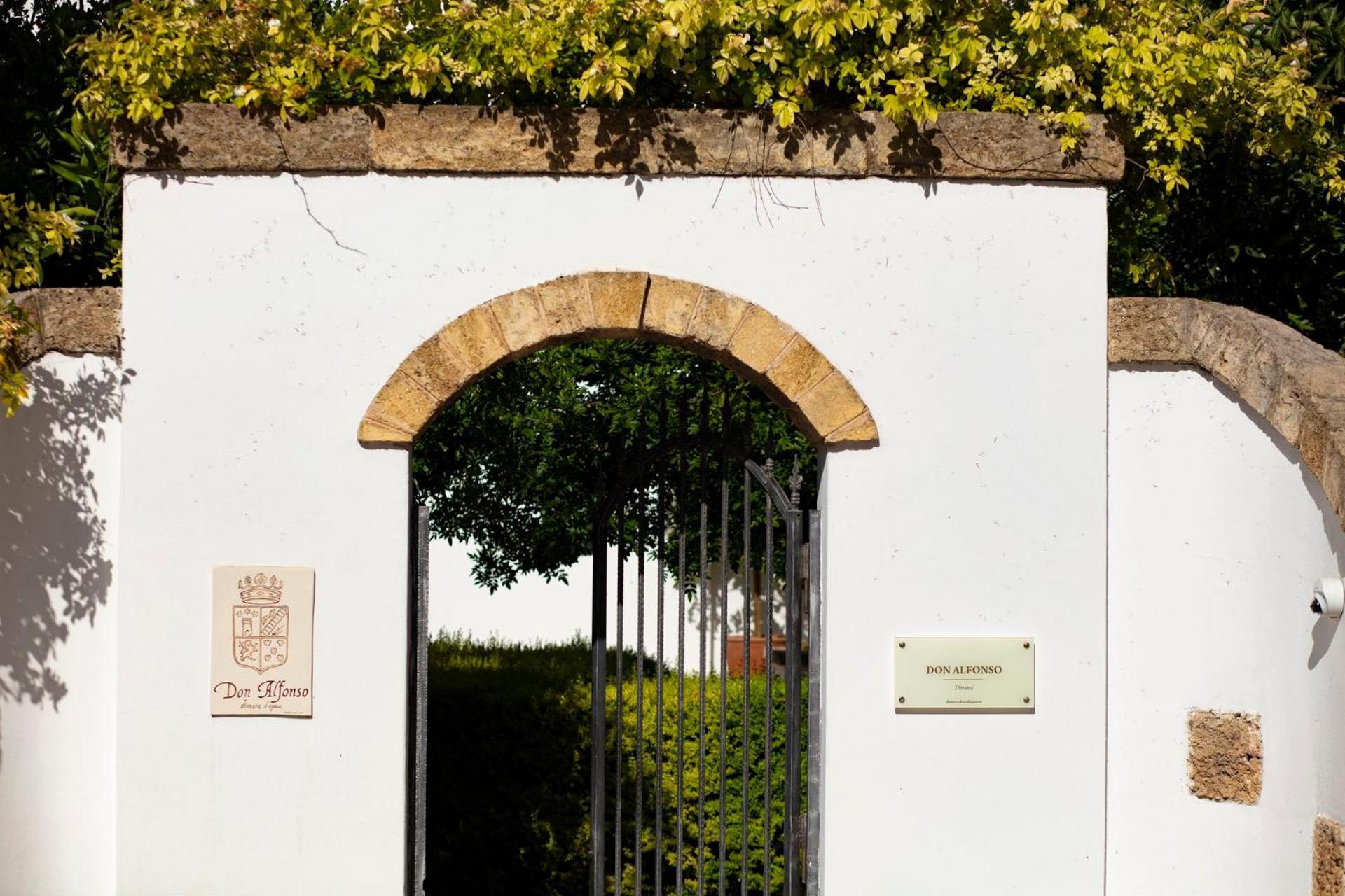 ラーカレ Don Alfonso Dimora D'Epoca Bed & Breakfast エクステリア 写真